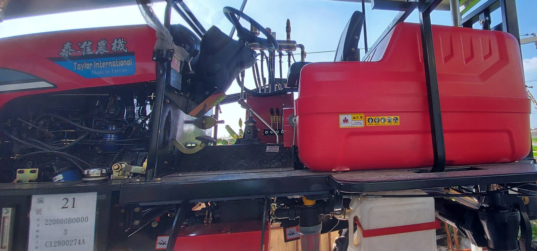 全新一代噴霧車,分水器放置在右方,專利的泵浦驅動方式