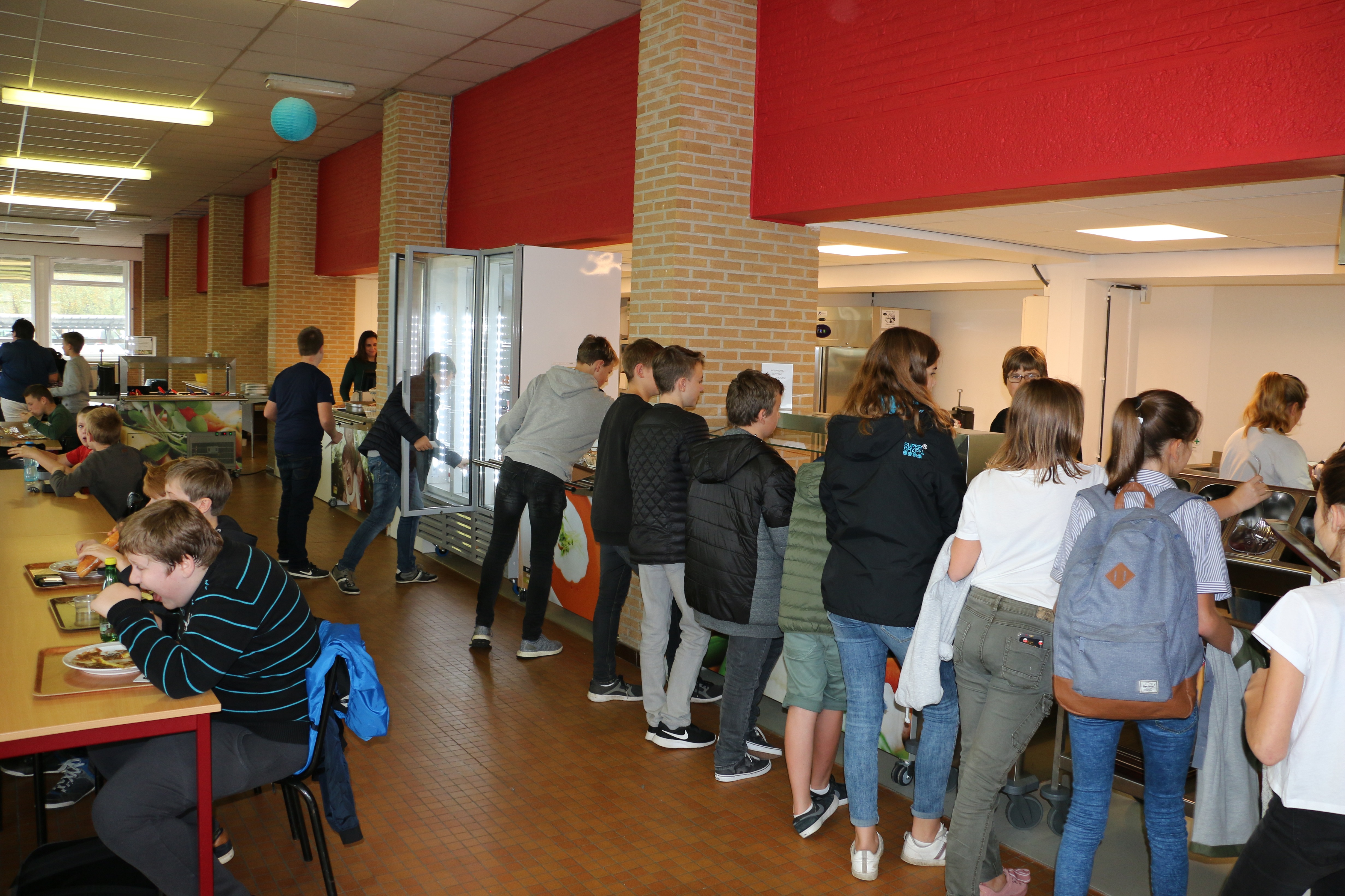 In ons schoolrestaurant kunnen de leerlingen en leerkrachten hun honger stillen met een warme maaltijd, groentebord of een broodje. Tijdens de pauzes kan men hier terecht voor gezonde tussendoortjes.