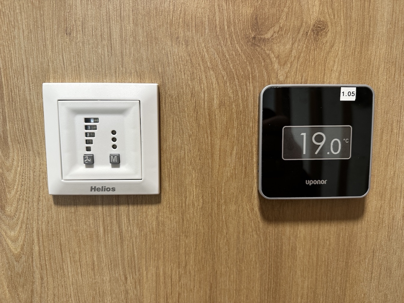 biely ovládač - regulácia rekuperácie / čierny ovládač - regulácia teploty + vlhkomer