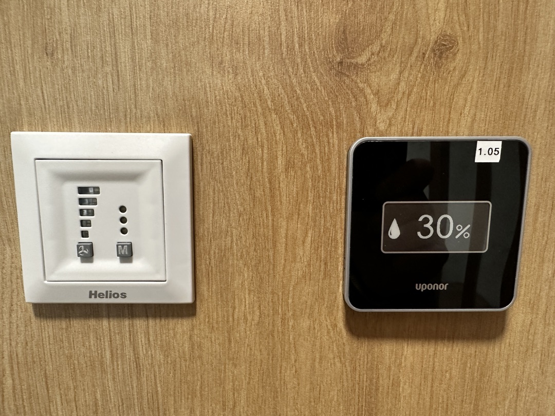 biely ovládač - regulácia rekuperácie / čierny ovládač - regulácia teploty + vlhkomer